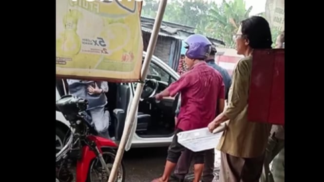 Mobil Grab diserbu opang saat hujan deras