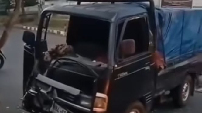 Mobil Pickup VS Truk di Lampu Merah Kemalangan Parakan Temanggung