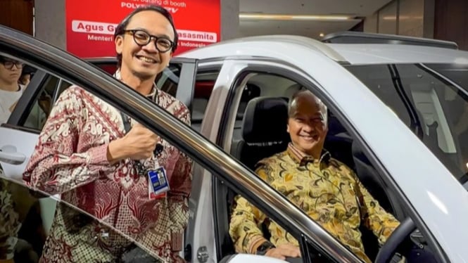 Menteri Perindustrian RI, coba Mobil Listrik Pertama Polytron