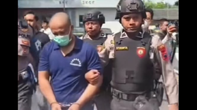 AW saat diamankan polisi usai pembunuhan berencana KR
