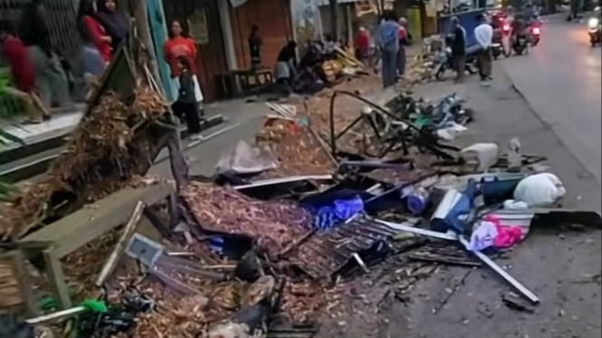 Truk Menabrak Gerobak PKL di Pertigaan Pasar Wage Bumiayu
