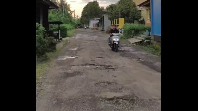 Ilustrasi Jalan Karangkabur Kalitinggar rusak parah butuh perbaikan