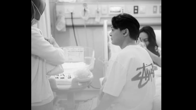 Tiga aksi manis DJ Bravy saat dampingi Erika Carlina lahiran