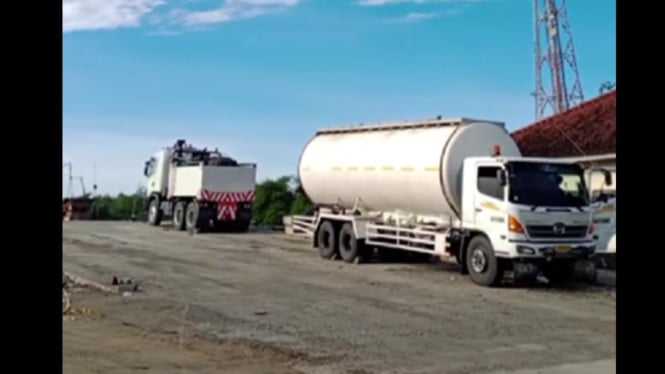 Ilustrasi Truk hebel terjeblos di jembatan sempit Desa Winong