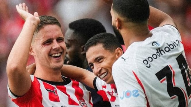 Momen pemain PSV Eindhoven merayakan gol