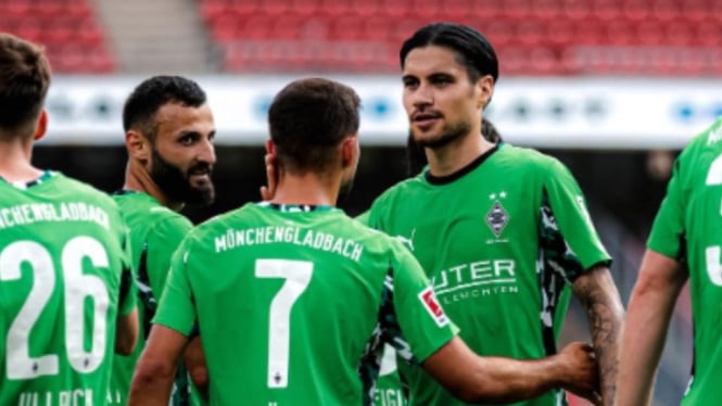 Kevin Diks cetak gol untuk Borussia saat menghadapi Valencia