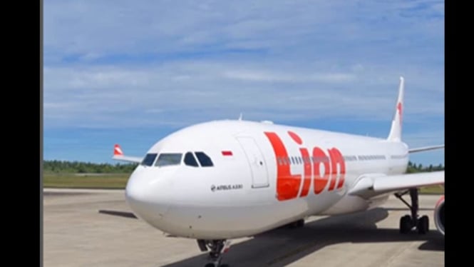 Petugas memeriksa pesawat Lion Air usai ancaman bom