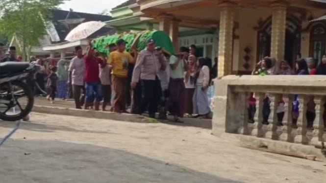 jenazah korban di antar menuju tempat pemakaman