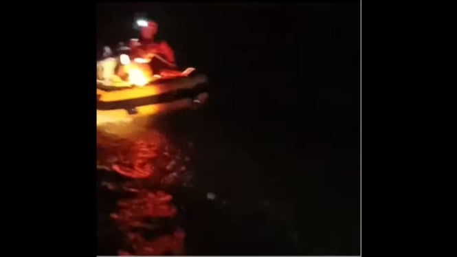 Tim SAR evakuasi pekerja dari lokasi banjir Sungai Klawing
