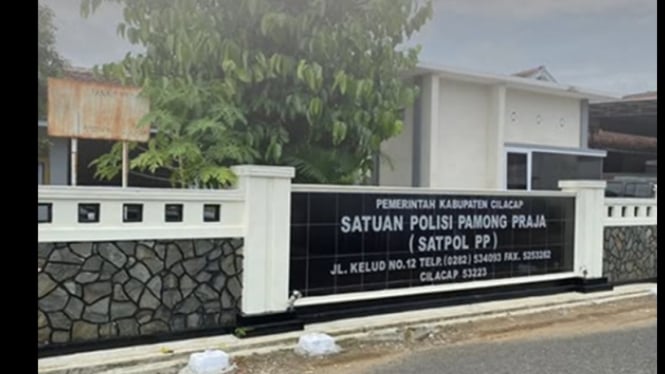PKL manfaatkan trotoar untuk berdagang di Cilacap
