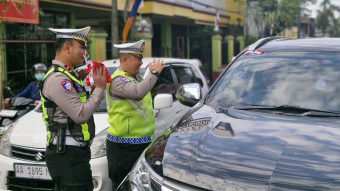 Satlantas Polres Wonosobo saat Bagikan Bendera.