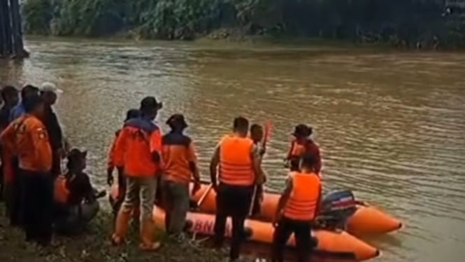 Pencarian 3 Pekerja Hilang di Sungai Klawing