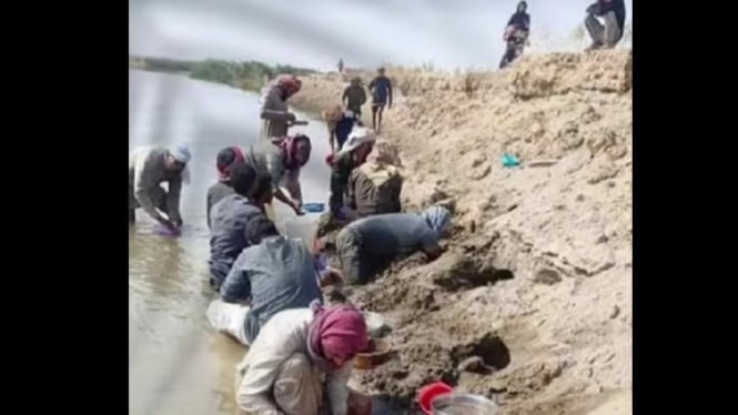 Penggalian mineral di tepian Sungai Efrat yang mengering