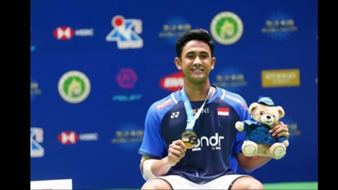 Alwi Farhan angkat trofi juara Macau Open 2025