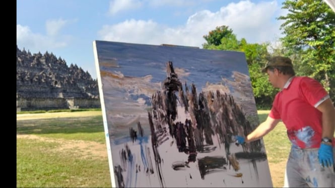 Lehmpfuhl melukis Borobudur Magelang pakai jari tangan