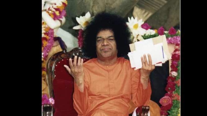 Satya Sai Baba dikelilingi pengikut fanatik di asramanya