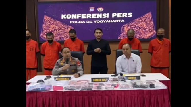 Polisi saat konferensi pers pengungkapan kasus judi online