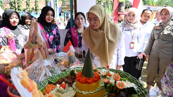 Bupati Banjarnegara saat di Festival UMKM, Sigeblog.