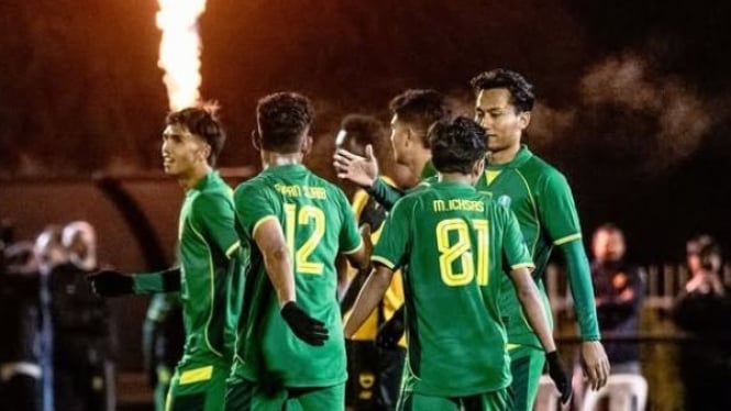 Momen pemain Persebaya Surabaya merayakan gol