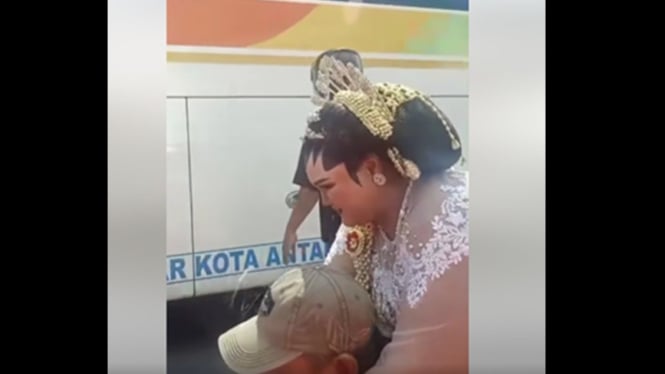 Pengantin wanita digendong di atas jembatan Sungai Pemali