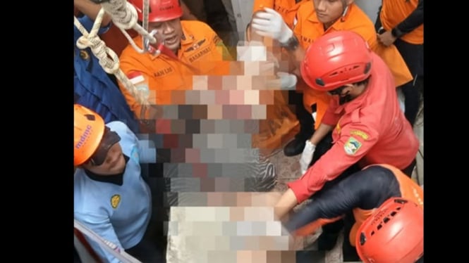 Proses evakuasi korban tercebur sumur di Banyumas