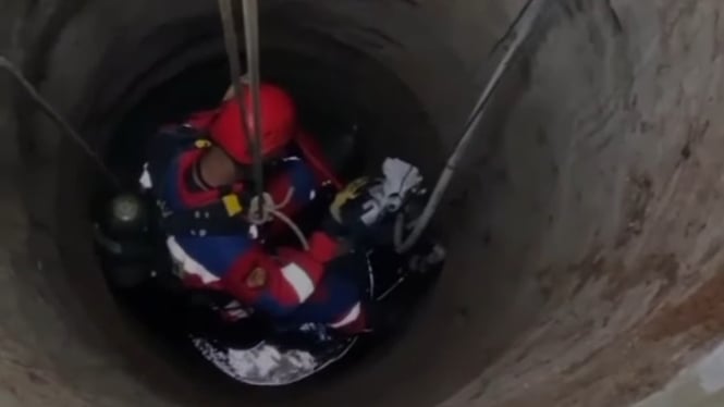 Evakuasi Orang Terjatuh dalam Sumur di Sokawera Banyumas