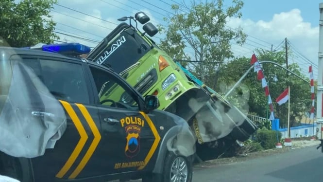 Truk di Banjarnegara Oleng Nyaris Masuk Halaman Warga
