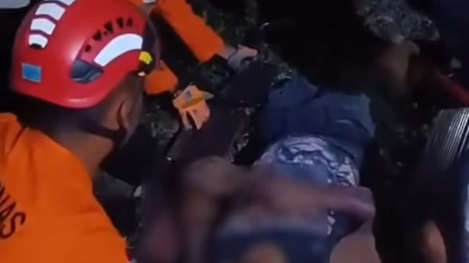 Tim SAR Gabungan Evakuasi Lakalantas di Tol Semarang