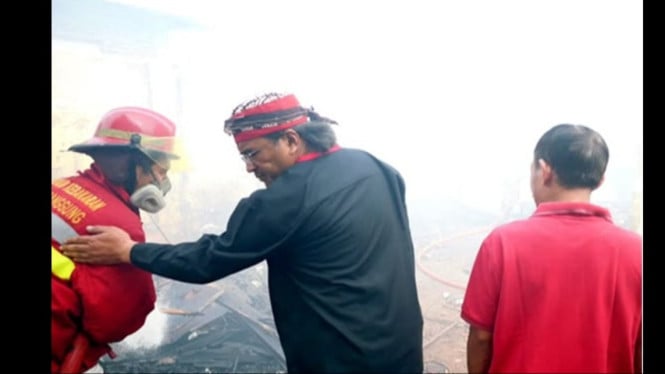 Bupati Agus Setyawan bantu padamkan api di Temanggung