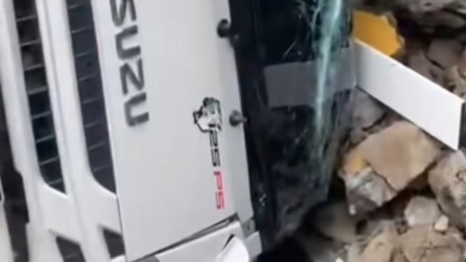 Truk Bermuatan Gabah Terguling di Sigaluh Banjarnegara