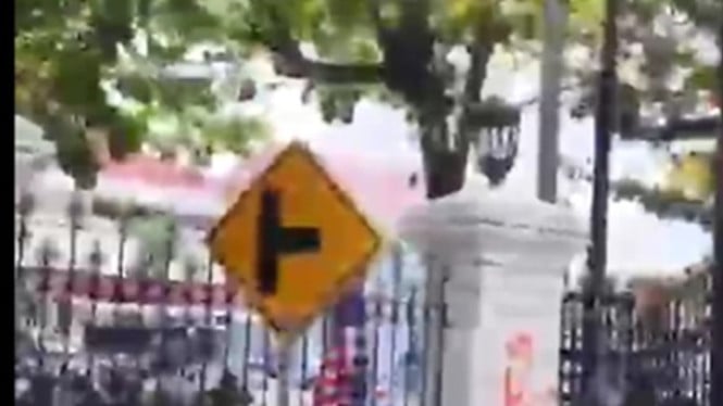 Polisi tembakkan gas air mata ke arah massa demo