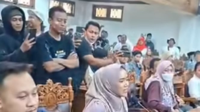 Rapat paripurna saat demo di Pati