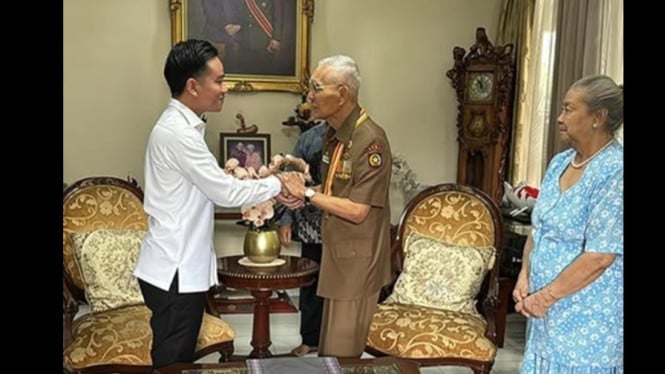 Momen Hangat Kunjungan Gibran ke Try Sutrisno