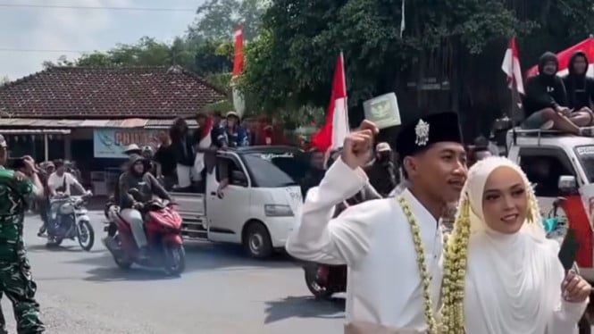 Pengantin Sedang Foto Pernikahan dalam Aksi Demo Pati