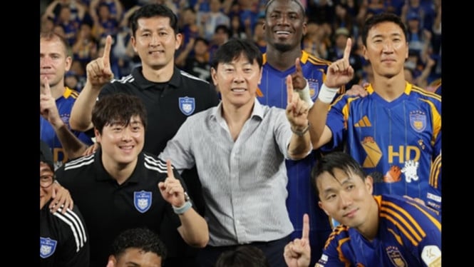 Shin Tae yong saat memimpin latihan Timnas Indonesia