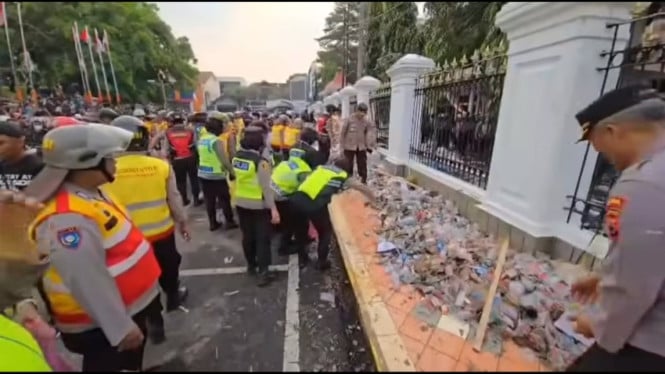 Usai Aksi Demo di Pati, Polisi dan Polwan Gotong-Royong
