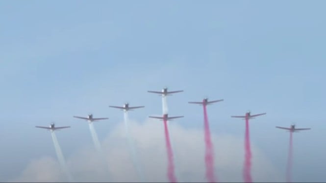 Flypass 8 jet tempur F16 hiasi langit Istana Merdeka