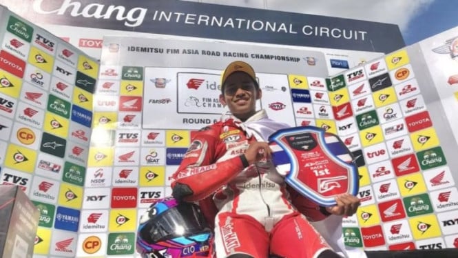 Pose Veda setelah memenangkan Asia Road Racing Championship (ARRC)
