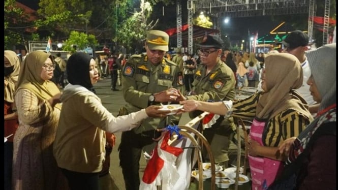 Warga antusias nikmati makan gratis HUT RI ke 80