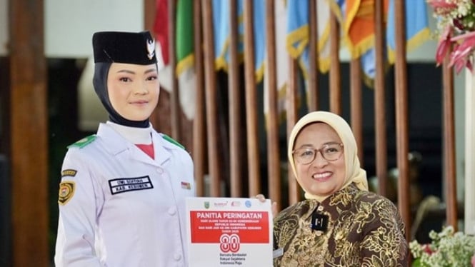 Bupati Kebumen serahkan penghargaan untuk Paskibraka 2025