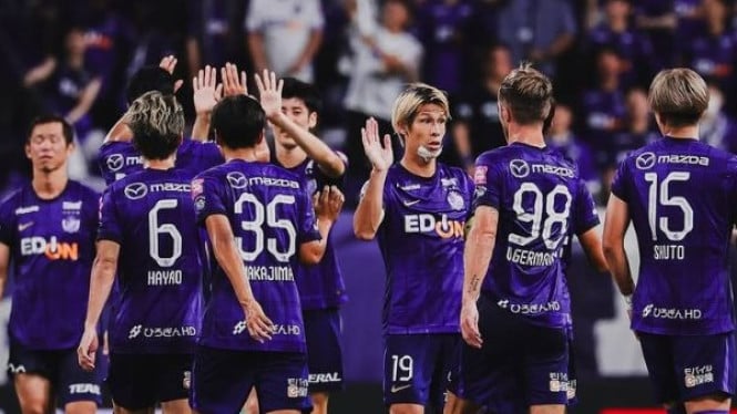 Potret para pemain Sanfrecce Hiroshima merayakan gol