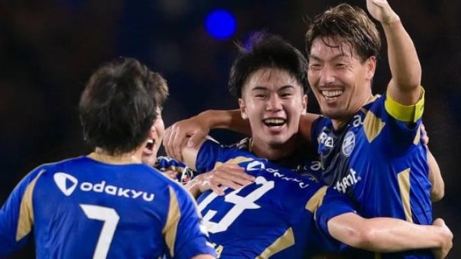 Momen para pemain Machida Zelvia merayakan gol
