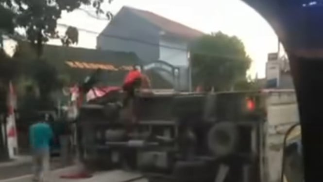 Truk Box Terguling di Ulujami Pemalang