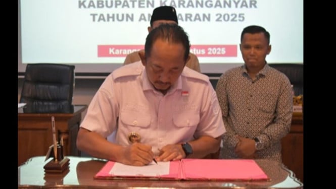 Bupati Karanganyar serahkan draf Perubahan APBD 2025