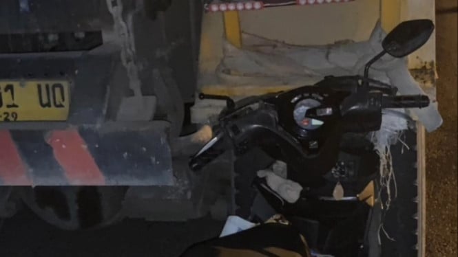 Pengendara Motor Tabrak Truk di Jl. Banyumas Kalierang