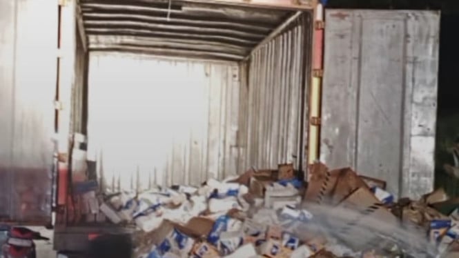 Truk Bermuatan Tisu Alami Kebakaran di Desa Cikakak Wangon