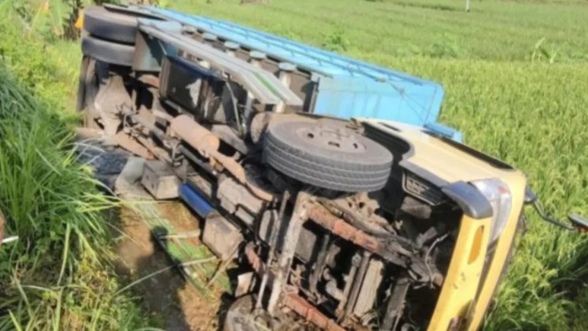 Truk Terguling di Raya Tanjunganom Rakit - Banjarnegara