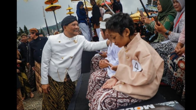 Ritual cukur rambut gimbal di Candi Arjuna