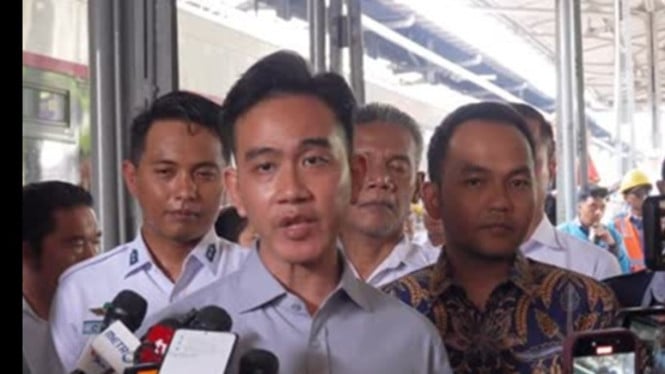 Gibran tinjau revitalisasi stasiun di Jateng