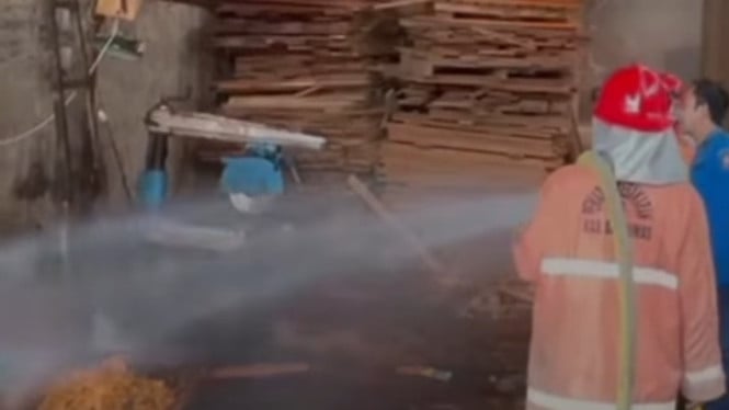 Kebakaran Pabrik Kayu di Kalibagor Banyumas